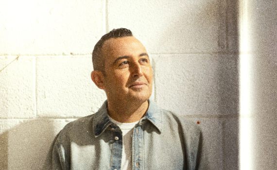 הפייטן בנג'מין בוזגלו חושף את ליבו בסינגל 'בעל ניסיון'