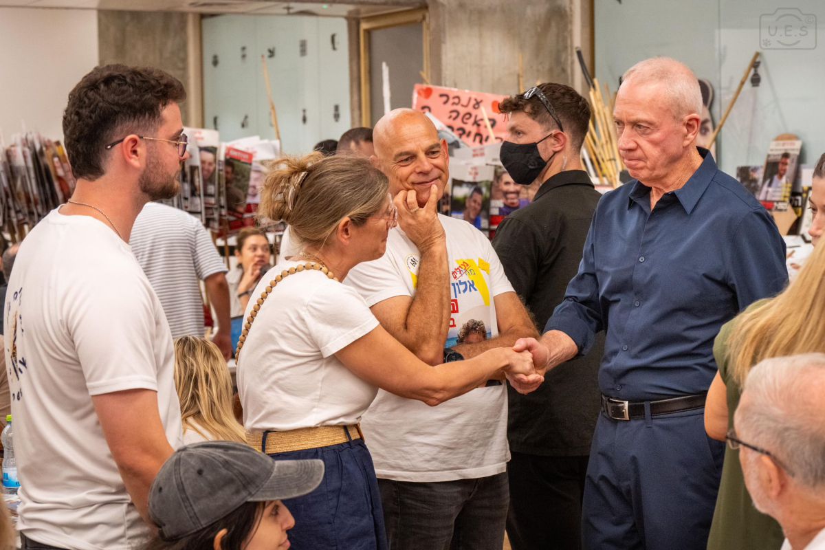 גלנט חיזק את משפחות החטופים ביום מחאת "ישראל עוצרת"
