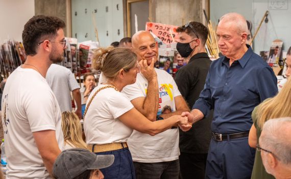 גלנט חיזק את משפחות החטופים ביום מחאת "ישראל עוצרת"