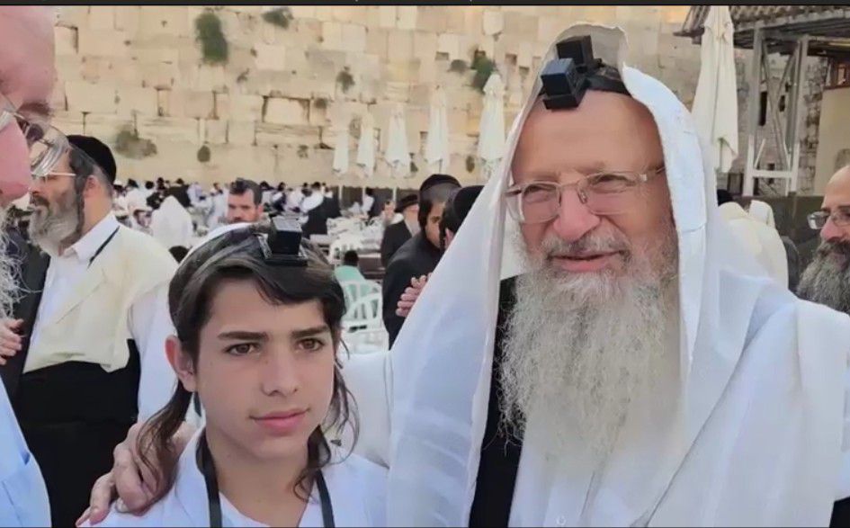 מרגש: הרב אליהו הניח לנכדו תפילין ששרדו מהשואה