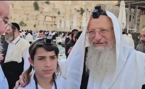 מרגש: הרב אליהו הניח לנכדו תפילין ששרדו מהשואה