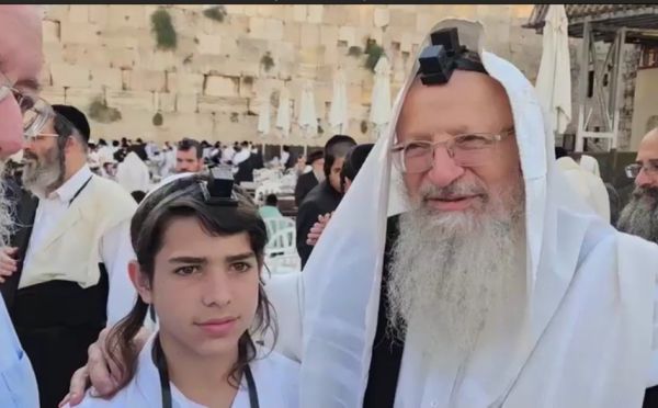 מרגש: הרב אליהו הניח לנכדו תפילין ששרדו מהשואה