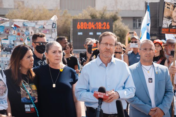 הרצוג בכיכר החטופים: "קורא לעולם להפסיק עם הצביעות"