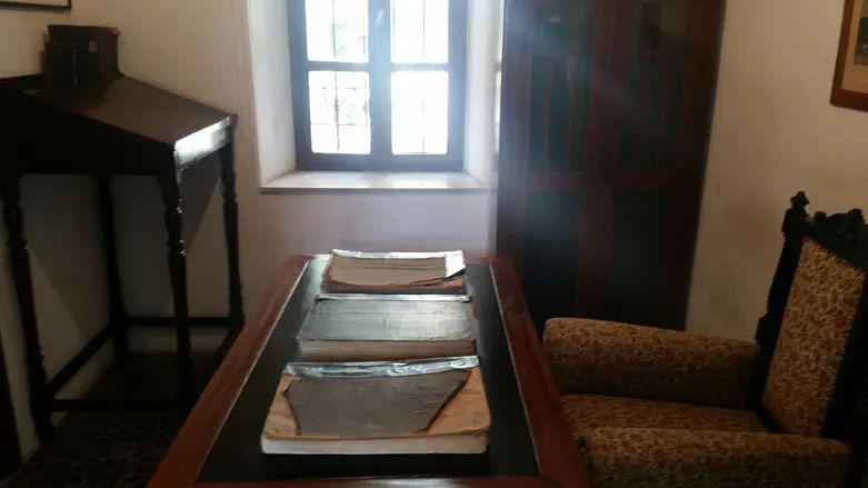 כשנכנסים לחדר של הרב קוק, סופגים צניעות ורוחניות