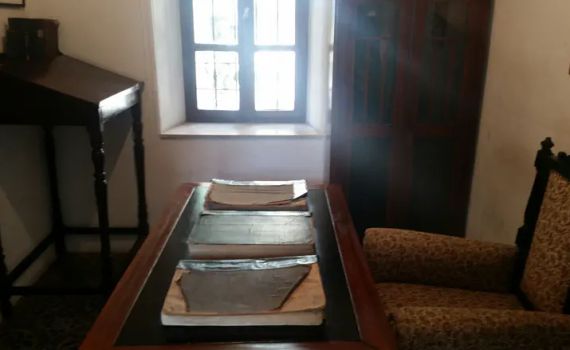 כשנכנסים לחדר של הרב קוק, סופגים צניעות ורוחניות