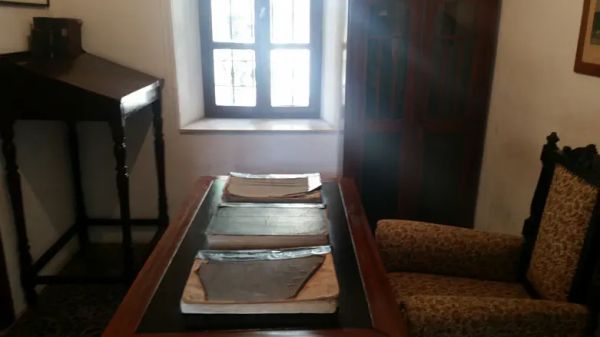 כשנכנסים לחדר של הרב קוק, סופגים צניעות ורוחניות