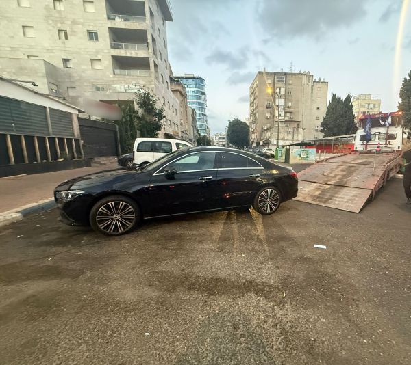 הורד מהכביש: נהג מרצדס נעצר לאחר שנסע ללא רישיון וטסט