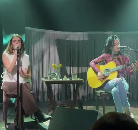 האחות השכולה מיכל גרינגליק עלתה על הבמה עם נינט טייב | צפו