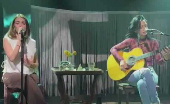 האחות השכולה מיכל גרינגליק עלתה על הבמה עם נינט טייב | צפו