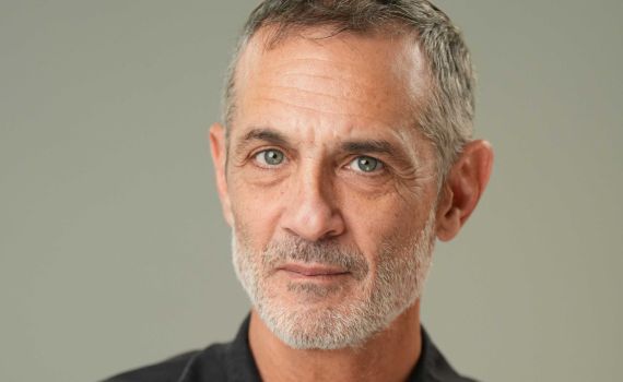 מהתיאטרון למוזיקה: השחקן נתי רביץ בשיר חדש