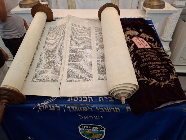 ספרי התורה שהוחבאו בשואה נמצאו אחרי 80 שנה