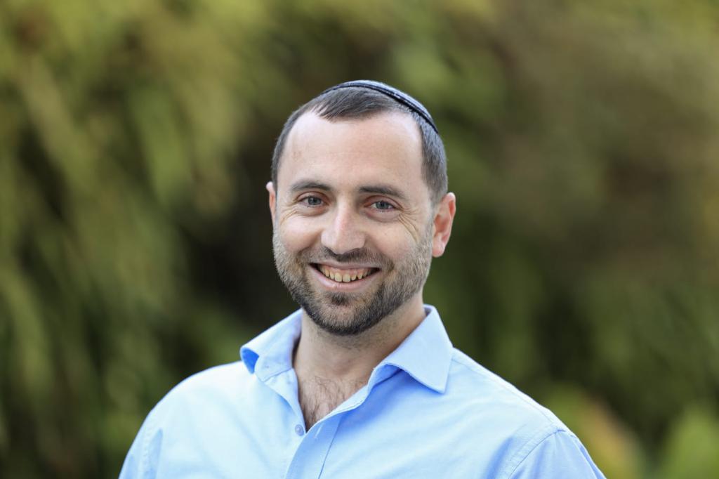 איש התקשורת הסרוג חושף: סובל מפוסט טראומה; לוקח הפסקה