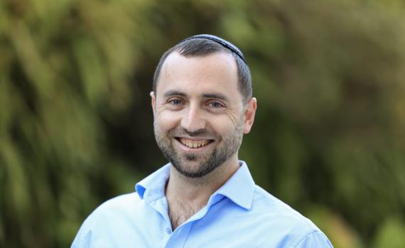 איש התקשורת הסרוג חושף: סובל מפוסט טראומה; לוקח הפסקה