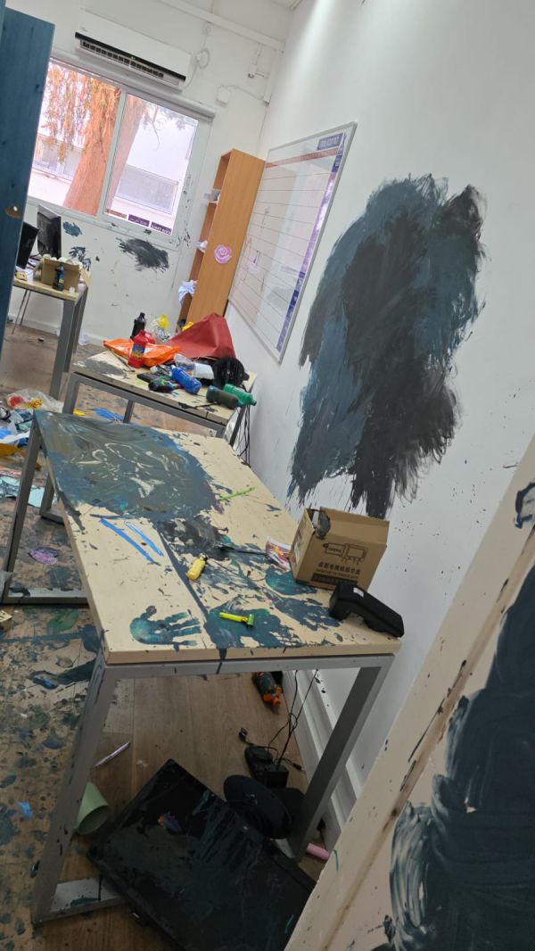 נעצרו אם ושני ילדים: פרצו לביה"ס וגנבו מחשבים