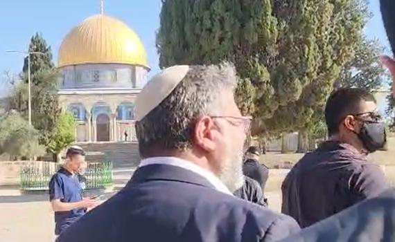 צפו: השר בן גביר חזן 'שחרית' בהר הבית