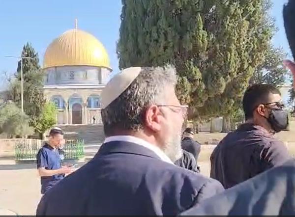 צפו: השר בן גביר חזן 'שחרית' בהר הבית