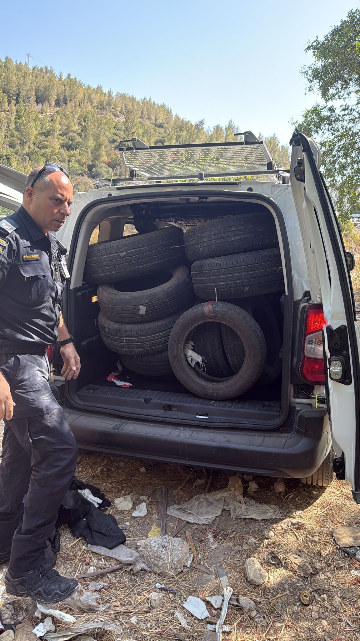 המשטרה תפסה מצבור צמיגים שנועדו לחסום את כביש 1