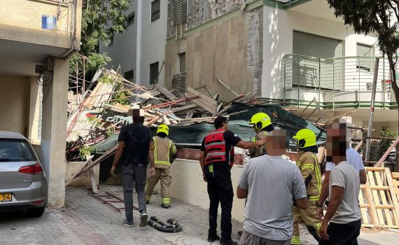 הרוג ו-2 פצועים בקריסת פיגומים בבניין בתל אביב