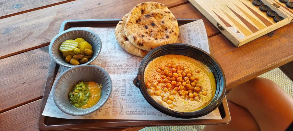 חזקו את המילואימניקים: סיפורו של החומוס של טויטו