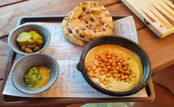 חזקו את המילואימניקים: סיפורו של החומוס של טויטו