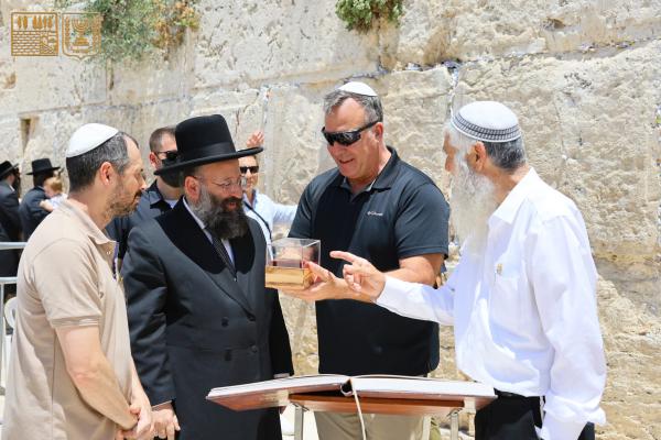 הגנרל האמריקאי הבכיר ביקר בכותל: "מי יתן ותמצא שלווה"