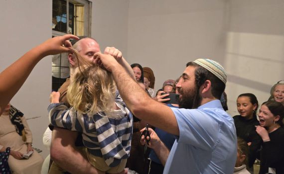 מרגש: חלאקה בקבר יוסף לנכדו של הרב ליברמן הי"ד שנרצח שם