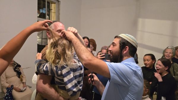 מרגש: חלאקה בקבר יוסף לנכדו של הרב ליברמן הי"ד שנרצח שם