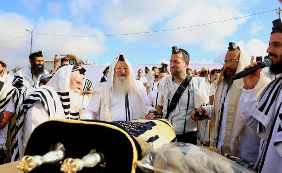 בפתח זמן אלול: אלפים בתפילת ראש חודש באביתר