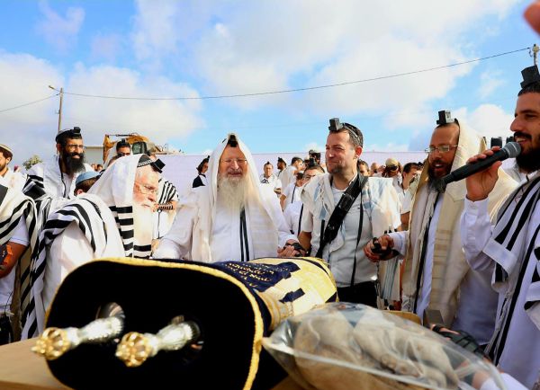 בפתח זמן אלול: אלפים בתפילת ראש חודש באביתר