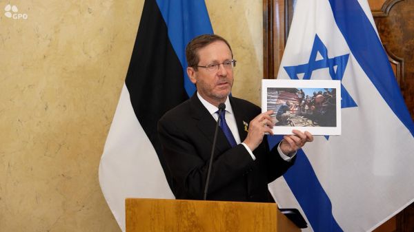 הרצוג באסטוניה: "העולם נופל בפח של תעמולת חמאס"