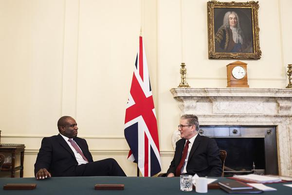 שיא הצביעות: בריטניה בתגובה ראשונה לסרטוני החטופים