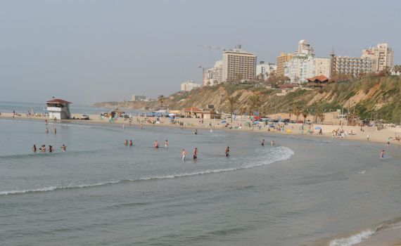 מגובה של 12 מטרים: גבר נפל מצוק בחוף בנתניה, מצבו קשה