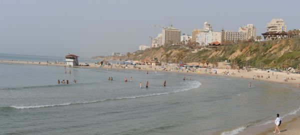 מגובה של 12 מטרים: גבר נפל מצוק בחוף בנתניה, מצבו קשה