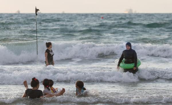 אחרי 24 שעות: הוסר איסור הכניסה לחוף הנפרד בקריות