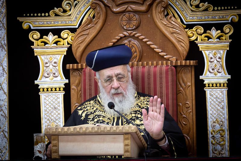 הרב יצחק יוסף נגד הרב החרדי: "אסור לשמוע בקולו"