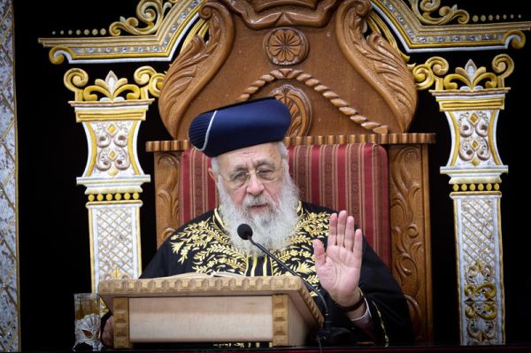 הרב יצחק יוסף נגד הרב החרדי: "אסור לשמוע בקולו"