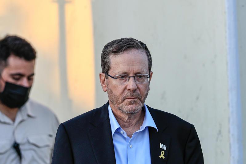 דיווח: הרצוג שוקל להקל בעונשו של עמי פופר