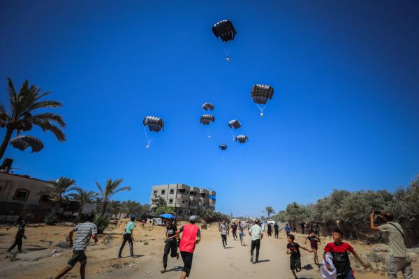 לראשונה: 6 מדינות הצניחו סיוע לתוך רצועת עזה