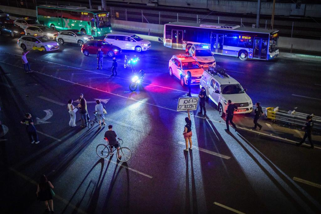 המשטרה פתחה בחקירה נגד מפגינה בתל אביב שהזיקה לרכב