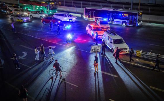 המשטרה פתחה בחקירה נגד מפגינה בתל אביב שהזיקה לרכב
