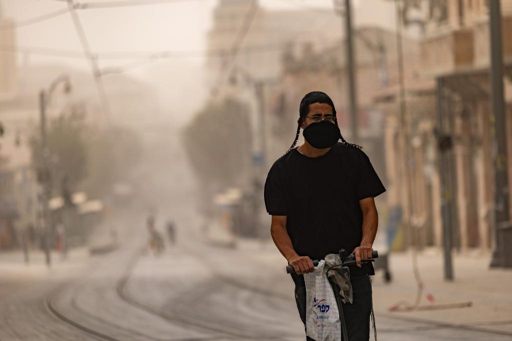 האמת מאחורי האבק שמכסה את ישראל: זו הסכנה שאתם חייבים להכיר