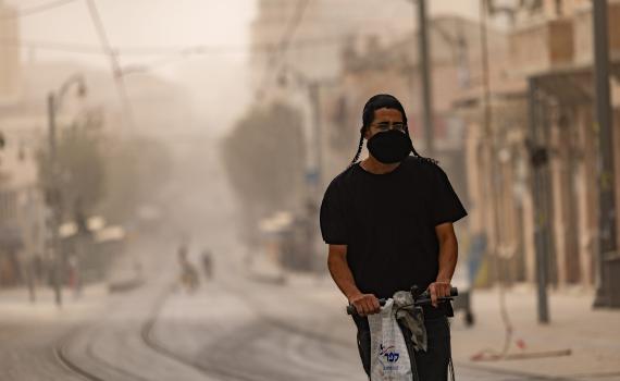 האמת מאחורי האבק שמכסה את ישראל: זו הסכנה שאתם חייבים להכיר