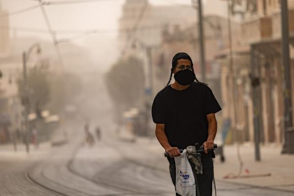 האמת מאחורי האבק שמכסה את ישראל: זו הסכנה שאתם חייבים להכיר