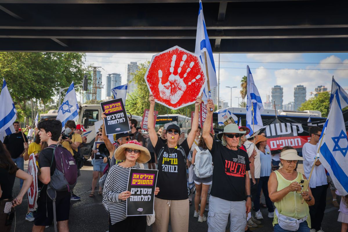 מפגיני קפלן במהלך שמסעיר את הרשת: "כת של פסיכים"