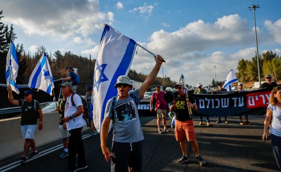 משפחות החטופים לטראמפ: "זקוקים לעסקת כל העסקאות"
