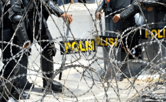 חשש מהפיכה: המדינה המוסלמית הגדולה בעולם בדרך ליפול?