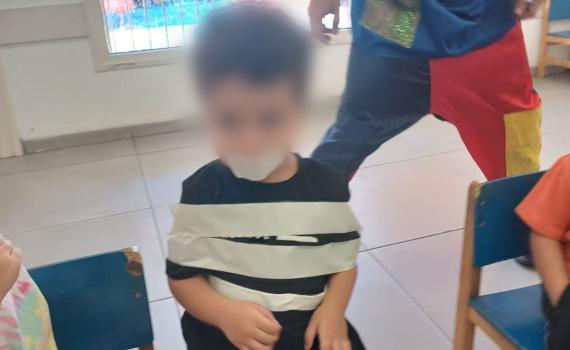 הליצן קשר את הילד לכיסא, האמא הגישה תלונה במשטרה