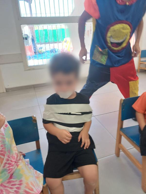 הליצן קשר את הילד לכיסא, האמא הגישה תלונה במשטרה