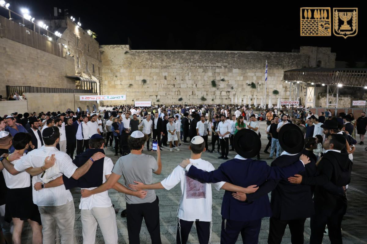 אלפים בכותל המערבי: צפו בקריאת מגילת איכה בשידור חי