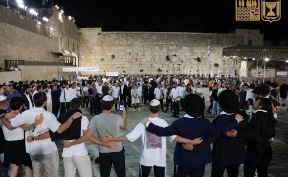 אלפים בכותל המערבי: צפו בקריאת מגילת איכה בשידור חי